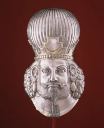 Cabeza de un rey, c. siglo IV (plata, dorado con mercurio)