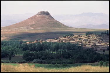 Vista de Takht-e Solalman, o Trono de Salomón