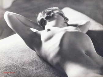 Desnudo (reclinado con las manos detrás de la cabeza)