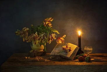 Libro y flores a la luz de las velas