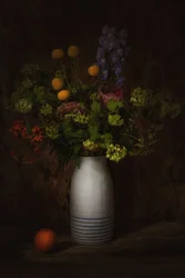 Bodegón floral oscuro