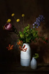 Bodegón floral oscuro