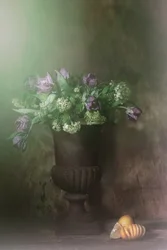 Bodegón melancólico con tulipanes