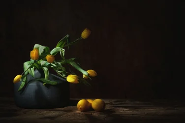 Bodegón evocador con tulipanes amarillos