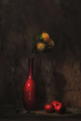 Bodegón floral con jarrón rojo