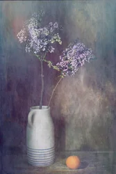 Naturaleza muerta rústica con lilas