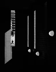 Hombre entre sombra y luz