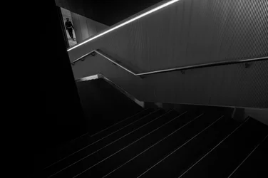 Un hombre en unas escaleras modernas