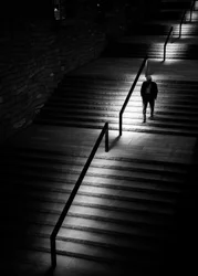 Ascento de una figura solitaria