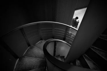 Figura solitaria en una escalera de caracol