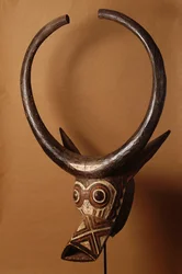 Una máscara Bwa bushcow
