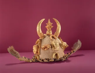 Casco asante usado por los funcionarios, procedente de Ghana (oro y piel de animal)