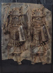Placa de Benín con dos guerreros, Nigeria