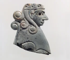 Placa de mueble: esfinge femenina con rizos estilo Hathor, c. siglo XVIII a.C. (marfil de hipopótamo)