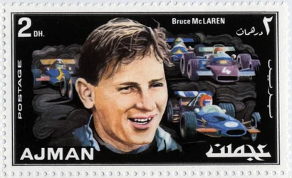 Sello de los Emiratos Árabes Unidos representando al piloto de autos neozelandés Bruce McLaren (1937-1970).