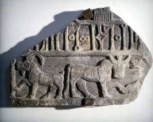 Arte de Arabia del Sur: bajorrelieve con escritura que representa animales. Museo Nazionale Romano, Roma