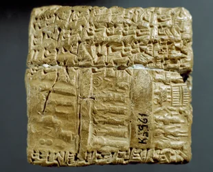 Civilización asiria: caja grabada con caracteres cuneiformes sobre la producción de dos minas de plata. Estambul, Museo Arqueológico