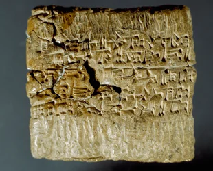 Civilización asiria: caja grabada con caracteres cuneiformes sobre la producción de dos minas de plata. Estambul, Museo Arqueológico