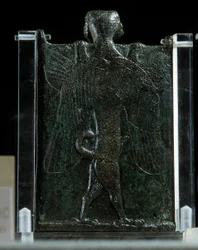 Arte oriental, Asiria (Mesopotamia): folleto que representa un exorcismo (bronce, reverso), Antigüedad. París, Museo del Louvre