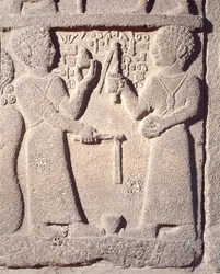 Relieve que representa a dos niños jugando con un trompo, de Carquemis, Turquía, neo-hitita
