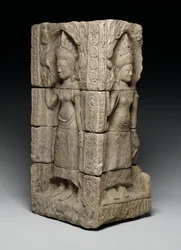 Relieve de esquina con devatas