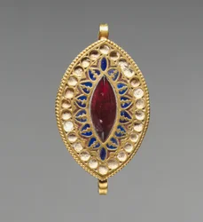 Colgante en forma de almendra, 400-600