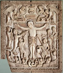 Crucifixión, relieve de marfil de la escuela francesa, siglo IX. Florencia, Museo Nazionale del Bargello