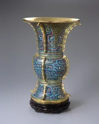 Jarrón en forma de Zun y soporte (esmalte cloisonné y zitan)