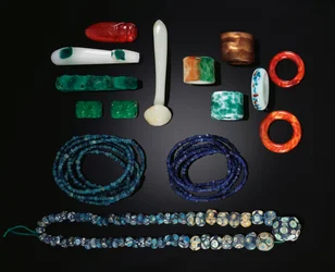 Una selección de joyería china incluyendo una rara larga hebra de cuentas de vidrio temprano, Período de los Estados Combatientes; Cinco hebras de cuentas de vidrio temprano de la Dinastía Han; Un grupo de adornos de vidrio, todos de la Dinastía Qing y un 