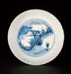 Plato kraak azul y blanco pintado con una figura en un paisaje, marca Egret, Wanli o Tianqi