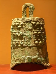 Campana de bronce (770-476 a.C.), descubierta en Xiangmen. Fotografía, Leonard de Selva, Museo de Suzhou, China, 2006