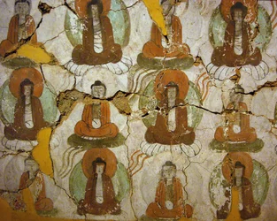 Budas pintados del siglo IX, en un fragmento de pintura mural de las “Cuevas de los Mil Budas” en Kumtura, Región Autónoma de Xinjiang. Fotografía, Museo Nacional de Seúl, República de Corea, 2006