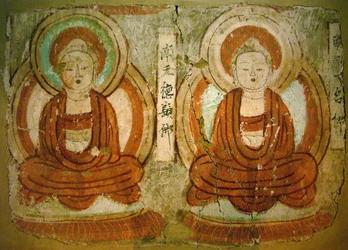 Budas pintados desde el siglo IX hasta el periodo del Estado de Gaochang, en un fragmento de pintura mural de las «Cuevas de los Mil Budas» de Bezeklik, Región Autónoma de Sinkiang. Fotografía, Museo Nacional de Corea, Seúl, República de Corea, 2006.