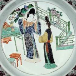 Arte chino: «Dos mujeres vestidas con elegancia». Plato de cerámica del siglo XVIII. París, Museo Guimet, Museo Nacional de Artes Asiáticas