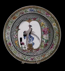 Arte chino: plato de cerámica de la familia rosa, decorado con aves y flores. Reinado de Qianlong (1736-1795). París, Musée Guimet, Museo Nacional de Artes Asiáticas