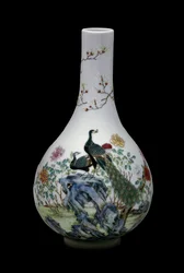 Arte chino: jarrón de cerámica de la familia rosa decorado con aves (entre ellas pavos reales) y flores. Reinado de Qianlong (1736-1795). París, Musée Guimet, Museo Nacional de Artes Asiáticas.