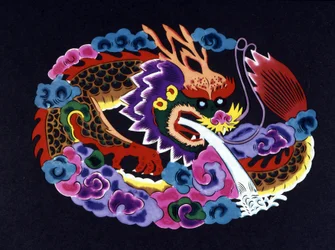 Recorte de papel chino y coloreado con un dragón