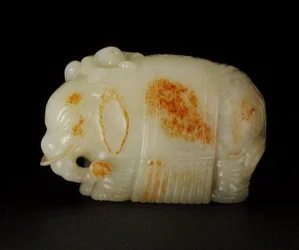 Elefante de pie con un paño con borlas decorado con rocas y olas crestadas, un niño sosteniendo un cetro ruyi subiendo por su hombro (celadón pálido)