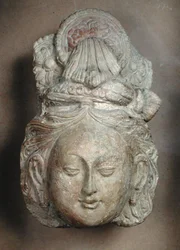 Cabeza de un Bodhisattva con un elaborado peinado, de Tumshuq (Xinjiang) siglo VI-VII
