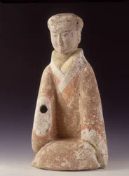 Dama de Corte. China, era Han Occidental (206 a.C. - 220 d.C.), 60 cm H. Estatuilla de terracota