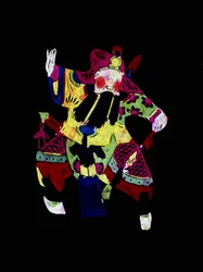 Personaje masculino de la Ópera de Pekín con máscara. Recorte de papel pintado o "Jian Zhi", arte popular chino, Pekín.