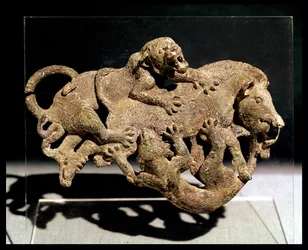 Placa ornamental que representa un jabalí luchando con dos tigres, de la Tumba 3 en Shih-chai-shan, Provincia de Yunnan, Dinastía Han Occidental, siglo II-I a.C.