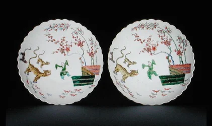 Par de platos decorados con esmaltes famille verte en estilo Kakiemon, periodo Kangxi