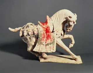 Caballo saltarín, figurilla de tumba, siglo VII-principios del siglo VIII, dinastía Tang (loza blanca moldeada, engobe blanco y pigmentos)