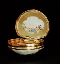 Caja de rapé en forma de concha, período Qianlong (1736-95) c.1760 (porcelana)