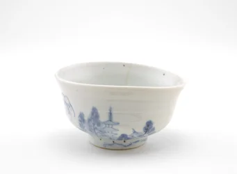 Tazón de té con diseño de paisaje, principios del siglo XVII (porcelana con pigmento de cobalto bajo esmalte translúcido)