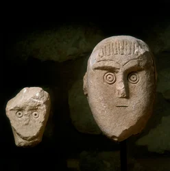 Cabezas cónicas, de un monumento funerario encontrado en Daunia