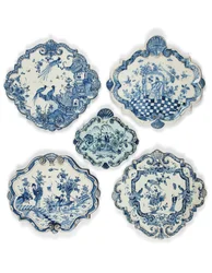 Placas de loza en forma de rombo de Delft chinoiseries, finales del siglo XVII - principios del siglo XVIII