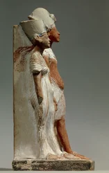 Arte del Antiguo Egipto: Rey Akhenaton y Reina Nefertiti. Escultura de piedra caliza pintada hecha alrededor de 1360 a.C. París, Museo del Louvre