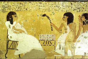 Antiguo Egipto, Tumba de Inherkhau, Tebas, Inherkhau ante sus hijos desempeñando funciones de sacerdote, Llevando una piel de leopardo, Pintura mural, Valle de los Nobles, dinastía XX (foto)